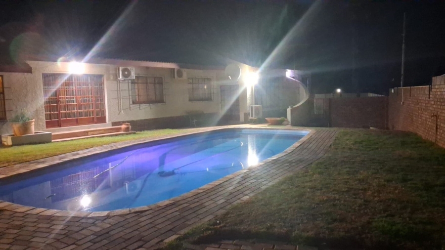 4 Bedroom Property for Sale in Postmasburg Northern Cape